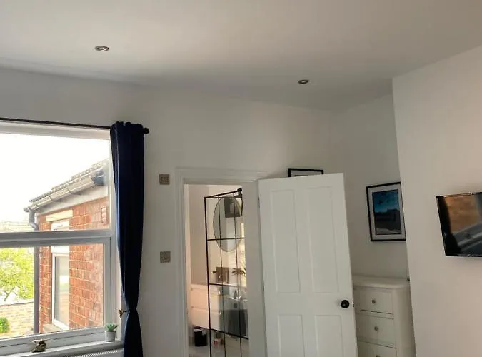 Luxury Spacious Renovated Townhouse