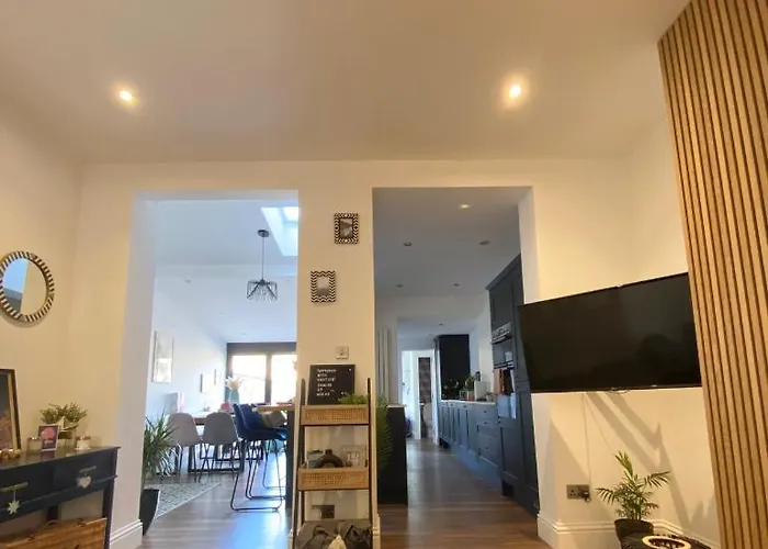 Luxury Spacious Renovated Townhouse