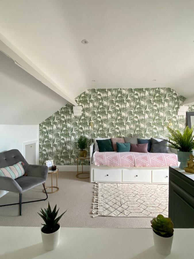 Luxury Spacious Renovated Townhouse *