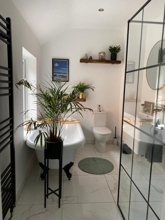 Luxury Spacious Renovated Townhouse *