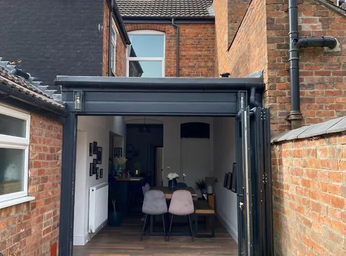 Luxury Spacious Renovated Townhouse